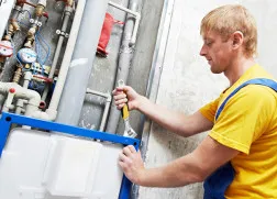 Installationsarbeiten an Kupferrohren